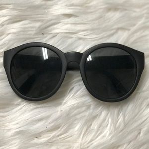 Black oversized sunglasses.